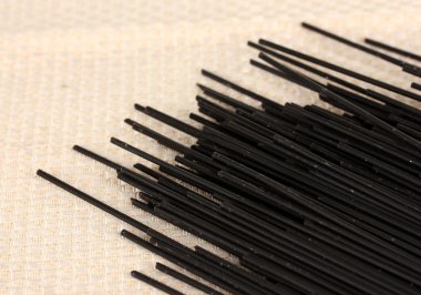 ışık arka plan üzerinde siyah spagetti