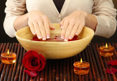 ahşap kase su yaprakları ile kadın el