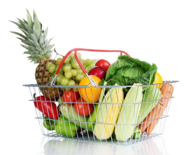 taze sebze ve meyveler metal sepette beyaz izole