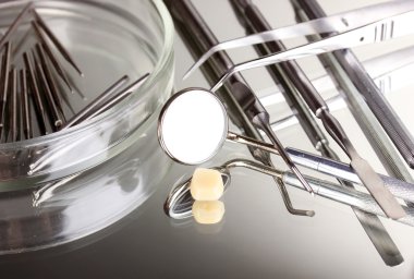 gri arka plan üzerinde izole diş bakımı Diş seti