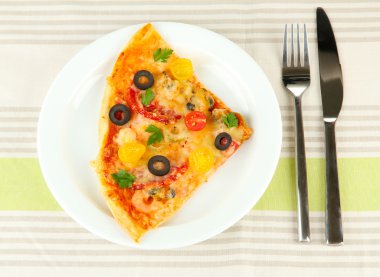 masa örtüsü yakın çekim üzerinde lezzetli pizza bir dilim ile plaka