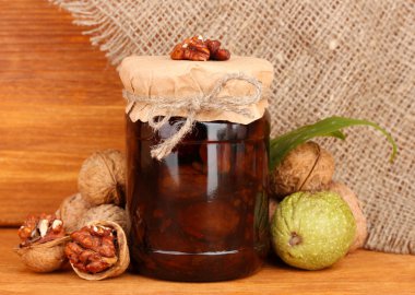 Ceviz ahşap zemin üzerine reçel kavanoz