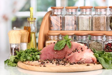 büyük bir parça domuz eti otlar, baharatlar ve gemide pişirme yağı ile marine edilmiş