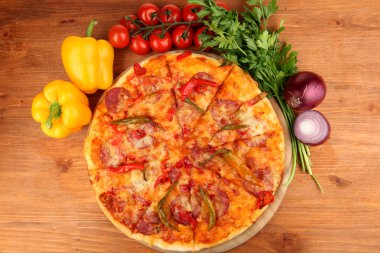 ahşap zemin üzerinde ahşap tahta üzerinde sebze ile lezzetli biberli pizza