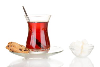 Beyaz üzerine izole edilmiş bir bardak Türk çayı