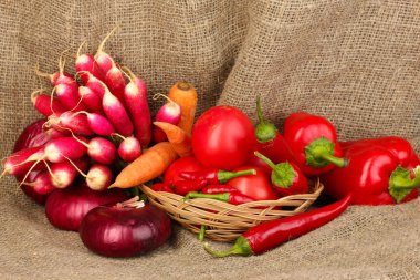 çul arka plan üzerinde kırmızı taze sebze