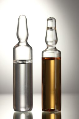 Gri arka planda tıbbi ampule