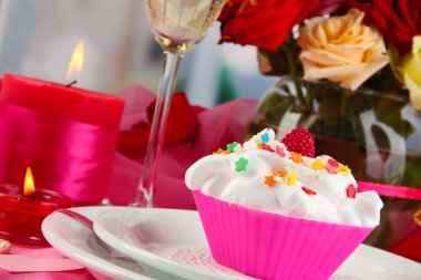 Sevgililer günü kutlama tablo üzerinde Oda lezzetli bir krem tatlı