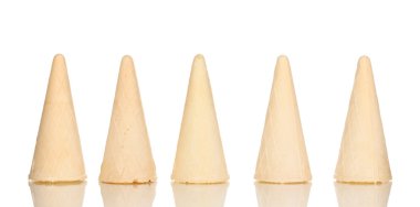 Waffle külah dondurma üzerine beyaz izole için