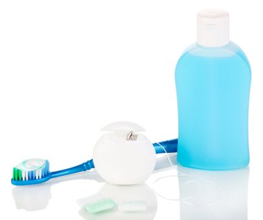 diş fırçası, sakız çiğneme ve diş ipi üzerine beyaz izole