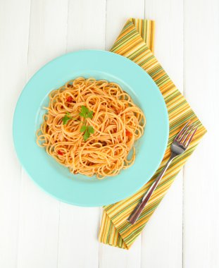 Tahta masadaki İtalyan spagettisi.