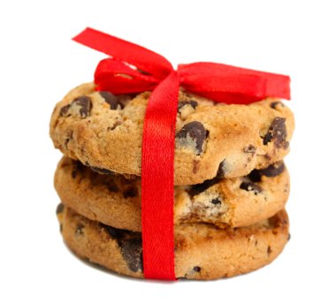 çikolata Çerezler üzerinde beyaz izole kırmızı kurdele ile patates kızartması