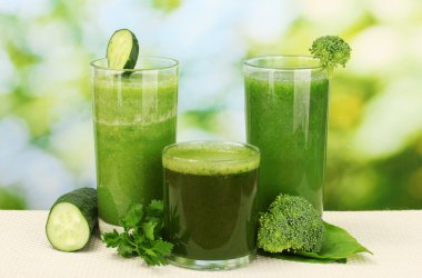 üç çeşit parlak zemin üzerine yeşil suyu