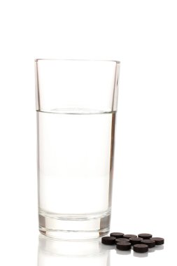 su ve aktif kömür üzerine beyaz izole