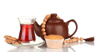 Türk çayı ve üzerinde beyaz izole çaydanlık bardak