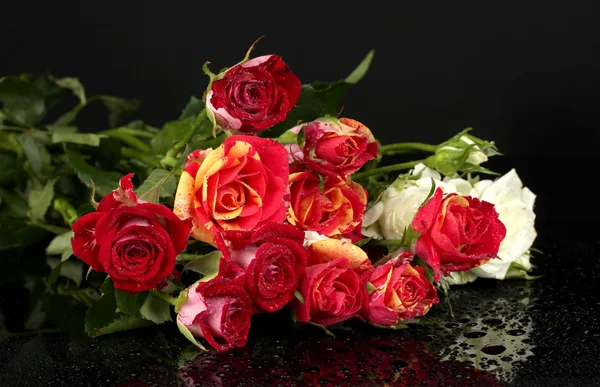 美丽的玫瑰上黑色背景特写的花束 — 图库照片
