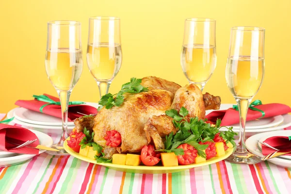 Τραπέζι Συμπόσιο με ψητό κοτόπουλο, σε πορτοκαλί φόντο κοντινό πλάνο. επ — Φωτογραφία Αρχείου