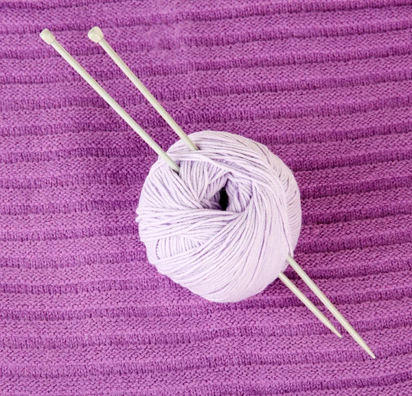 Pull violet et une boule de laine close-up — Photo