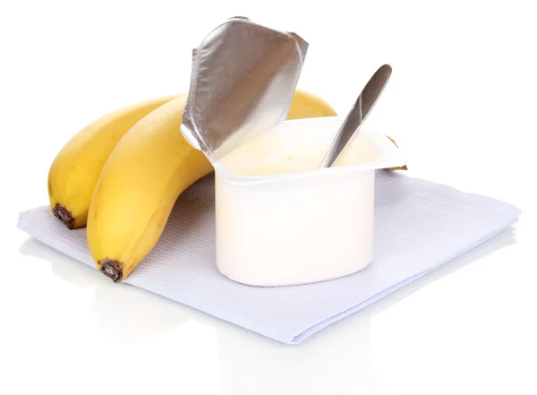 Йогурт с бананом, изолированным на белом — стоковое фото