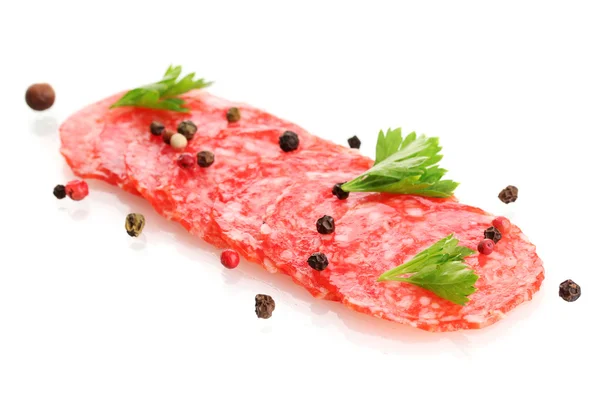 Вкусная колбаса со специями, изолированные на белом — стоковое фото