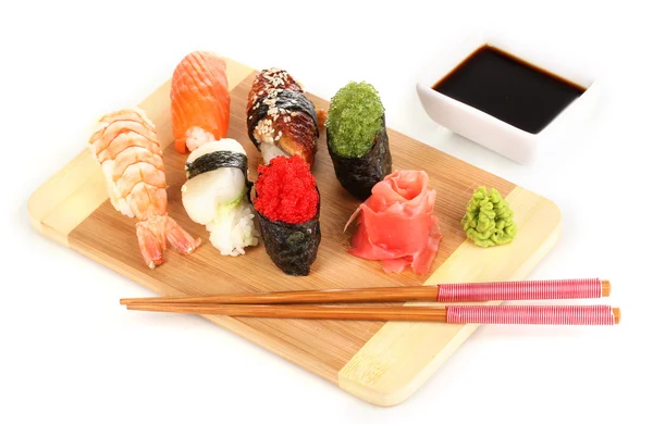 Heerlijke sushi geserveerd op een houten bord geïsoleerd op wit — Stockfoto