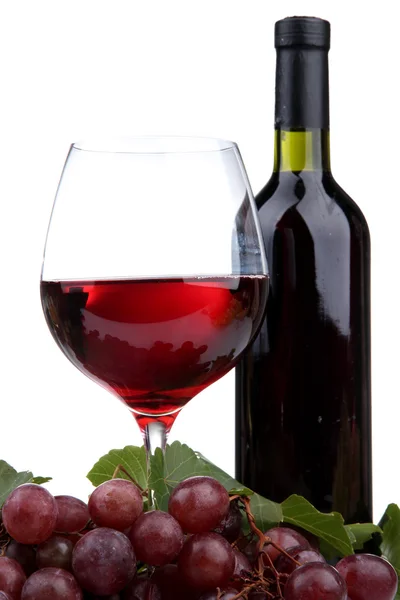 Flaska och glas vin och druvor, isolerad på vit — Stockfoto