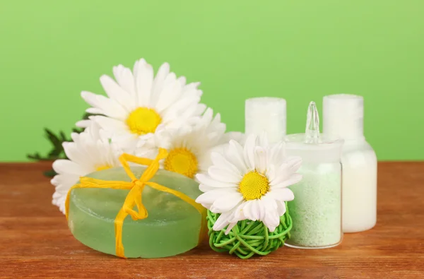 Ingredientes para fabricação de sabão em fundo verde — Fotografia de Stock