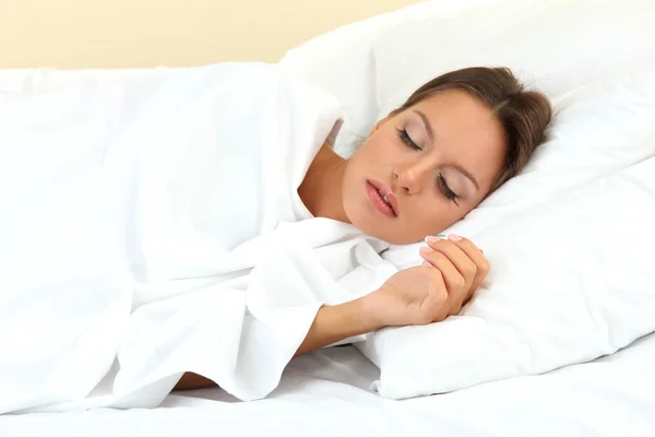 Молодая красивая женщина спит в постели — стоковое фото