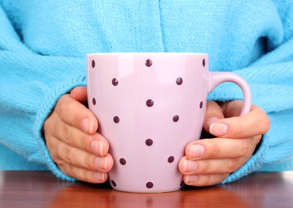 Mani che tengono la tazza di bevanda calda primo piano — Foto Stock