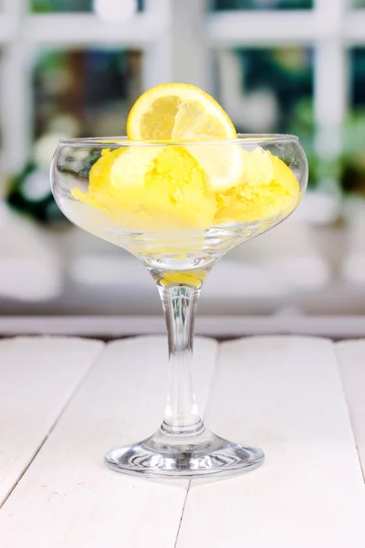 Delicioso helado en la mesa de madera en la cafetería — Foto de Stock