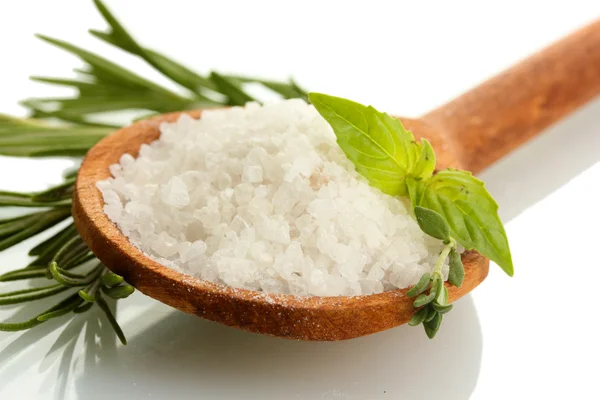 Salz im Löffel mit frischem Basilikum, Thymian und Rosmarin isoliert auf weiß — Stockfoto