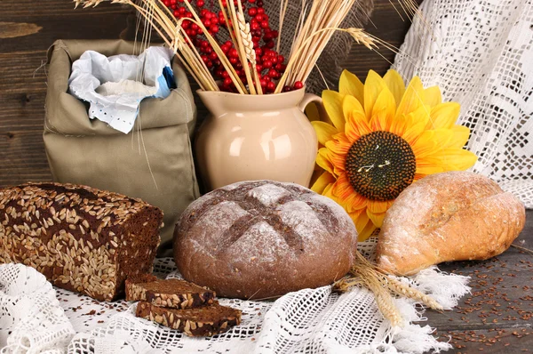 Διαφορετικά είδη ψωμιού σίκαλης στο ξύλινο τραπέζι για φθινοπωρινή σύνθεση ΩΡΑ — Φωτογραφία Αρχείου