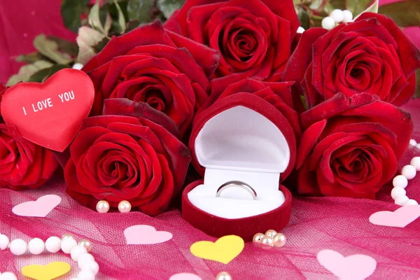 Belo buquê de rosas em tecido rosa close-up — Fotografia de Stock
