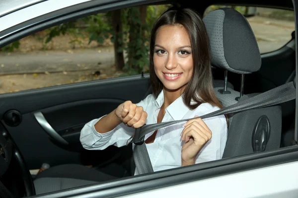 Mooie jonge vrouw in auto — Stockfoto