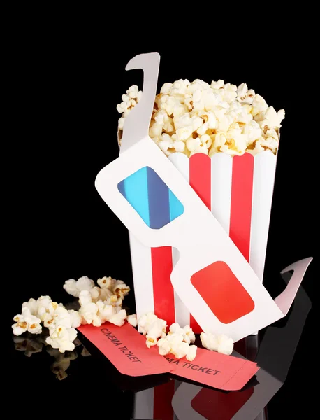 Popcorn met glazen en tickets geïsoleerd op zwart — Stockfoto