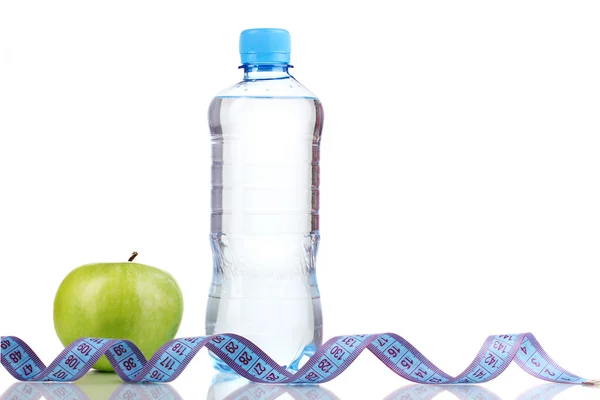 Botella de agua, manzana y cinta métrica aislada en blanco —  Fotos de Stock