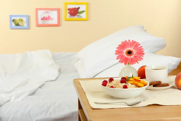 Petit déjeuner léger sur la table de chevet à côté du lit — Photo