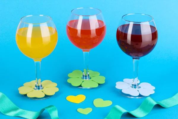 Colorful cocktails with bright decor for glasses on blue background — Stock Photo, Image