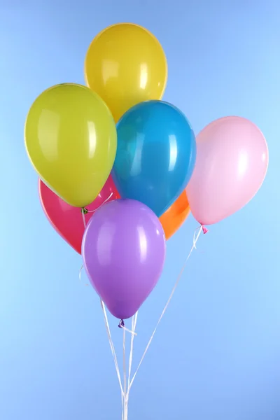 Balões coloridos no fundo azul — Fotografia de Stock