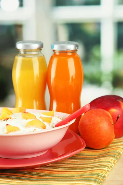 Sabrosos alimentos dietéticos y botellas de jugo, sobre una mesa de madera —  Fotos de Stock