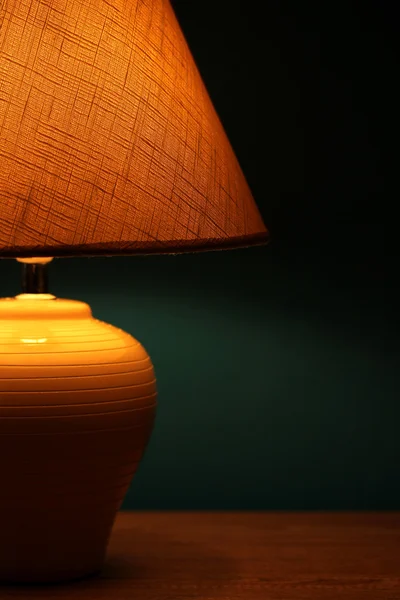 Настільна лампа на фоні шпалер — стокове фото