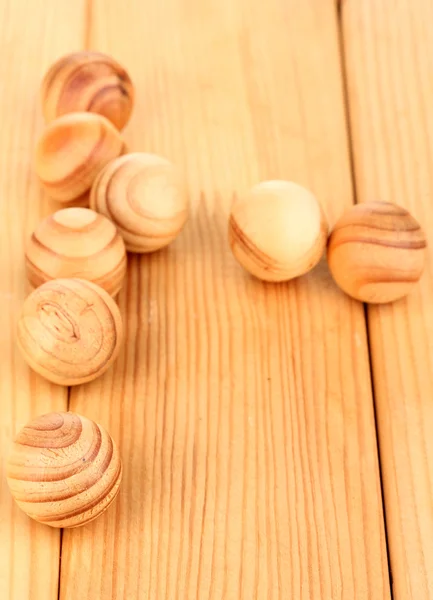 Bolas de madeira no fundo de madeira — Fotografia de Stock