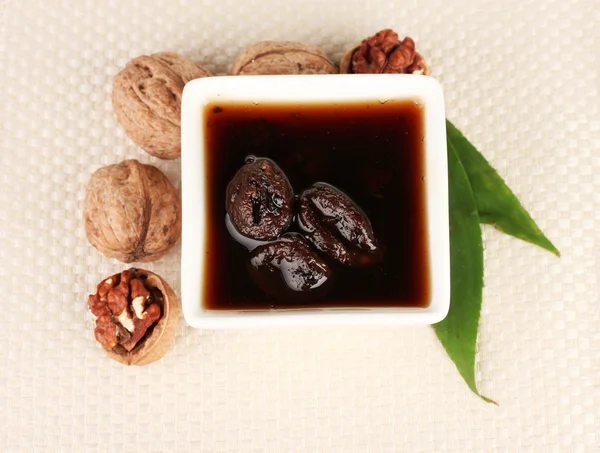 Джем грецкие орехи в миске на салфетке — стоковое фото