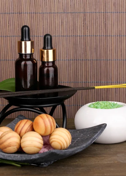 Configuração de aromaterapia em fundo de bambu marrom — Fotografia de Stock