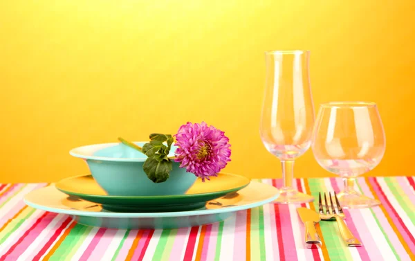 Tischdekoration auf hellem Hintergrund Nahaufnahme — Stockfoto
