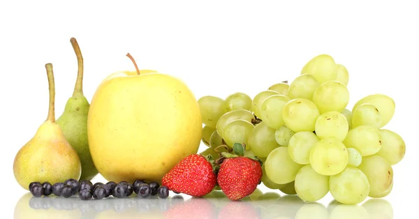 Mix van rijpe zoete vruchten en bessen geïsoleerd op wit — Stockfoto