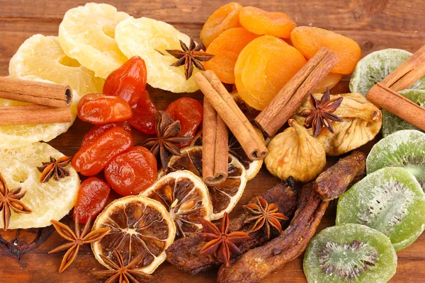 Frutas secas con estrellas de canela y anís de cerca — Foto de Stock