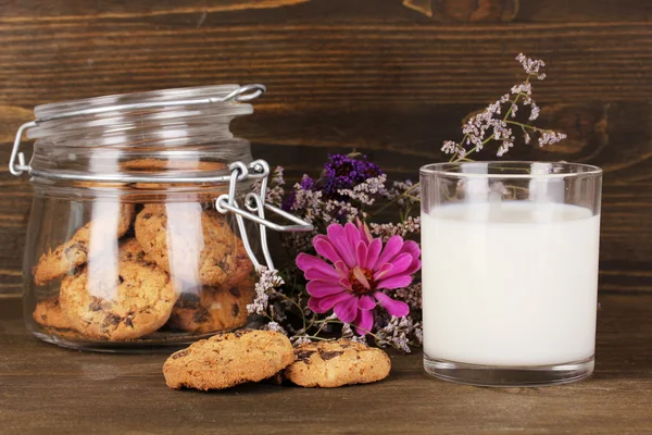 Glas melk met cookies op houten tafel close-up — Stockfoto