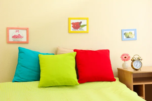 Prázdná postel s polštáři a listů v ložnici — Stock fotografie