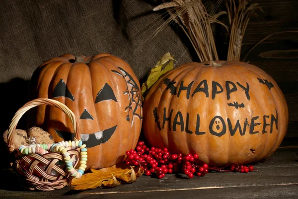 Calabazas de Halloween sobre fondo oscuro — Foto de Stock